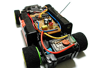 車体を斜め後ろから俯瞰でみる