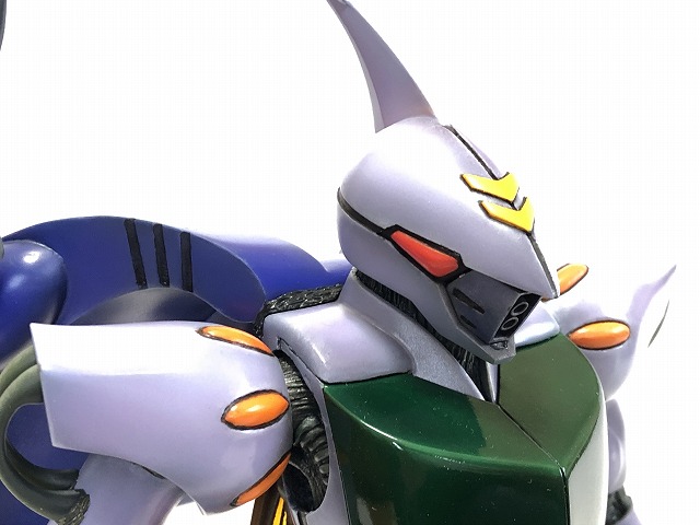 バストアップ斜め前